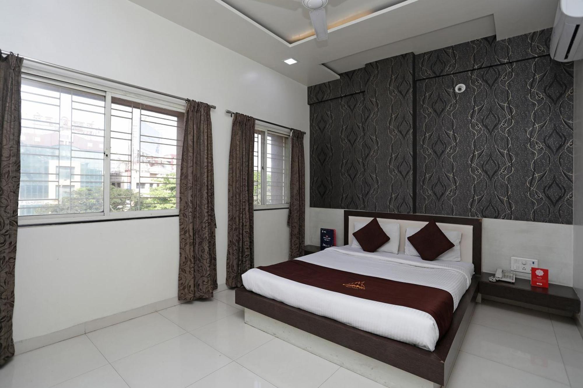 Everest Inn Hotel Pune Exterior foto