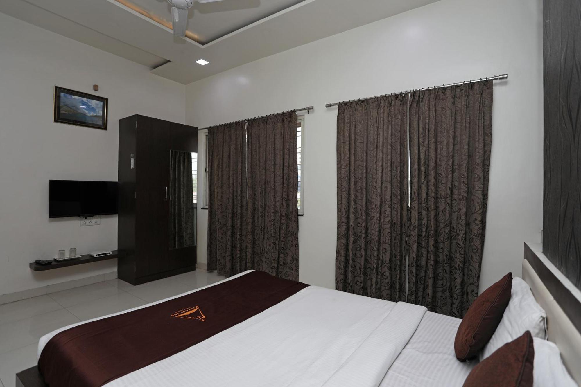 Everest Inn Hotel Pune Exterior foto